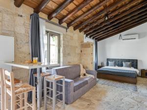 Χώρος καθιστικού στο Andre Marie Stonewood Retreat