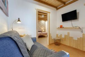 a living room with a couch and a tv on a wall at Apartamento Vemar in La Guancha
