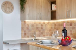 a bottle of wine and a bowl of fruit on a kitchen counter at Apartamento Vemar in La Guancha +13 photos