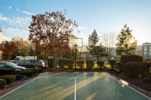 Tenis a/nebo squash v ubytování Residence Inn Mt. Laurel at Bishop's Gate nebo okolí