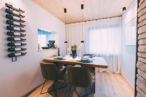 Gallery image of Zentrales Zimmer mit Bergblick in bewohnter Eigentumswohnung in Garmisch-Partenkirchen