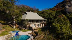 een oud huis met een fontein ervoor bij Rupurara Valley Lodge in Juliasdale