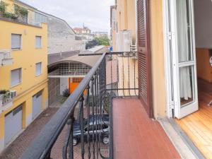 Appartamento dotato di balcone con vista su una strada. di I Host Apartment - Orti 16 Scala D a Milano