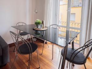 una sala da pranzo con tavolo e sedie in vetro di I Host Apartment - Orti 16 Scala D a Milano