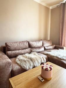 a living room with a couch and a table at Ultra Central Nice Ap in Chişinău