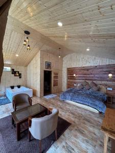 Posezení v ubytování Winterfell Log House Jibhi - With Jacuzzi