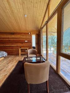 Posezení v ubytování Winterfell Log House Jibhi - With Jacuzzi