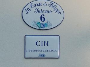 תעודה, פרס, שלט או מסמך אחר המוצג ב-La Casa di Filippo