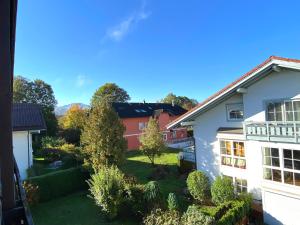 une vue du jardin depuis notre maison dans l'établissement Sabine´s Ferienwohnung mit Bergblick am Chiemsee, à Prien am Chiemsee