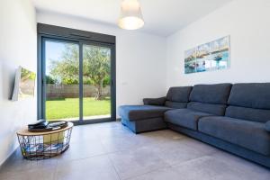a living room with a couch and a table at Villa Puerto Blanco in Vinaròs