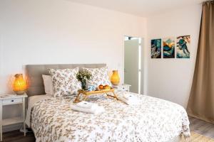 ein Schlafzimmer mit einem Bett und einem Tablett darauf in der Unterkunft Vila Rouxinol in Arco da Calheta + 69 Fotos