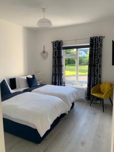 韦克斯福德Beach Row的一间卧室，配有两张床和一扇窗户