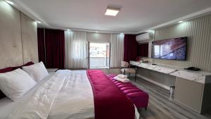 TV a/nebo společenská místnost v ubytování Hidden Pearls Boutique Hotel