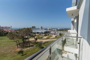 un balcone con vista sulla città di Boardwalk Bungalow a Gqeberha
