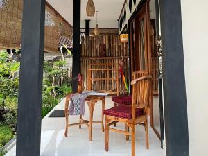 Buntera Homestay Sidemen的阳台或露台