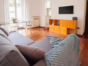 un soggiorno con un divano e un tavolo di I Host Apartment - Orti 16 Scala D a Milano