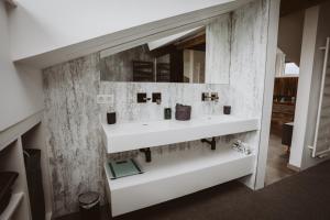 a bathroom with two sinks and a mirror at Panorama Lodge Edelweiss in Gosau