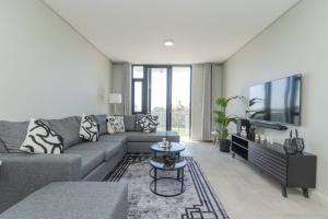 un soggiorno con un divano e un tavolo di Boardwalk Bungalow a Gqeberha