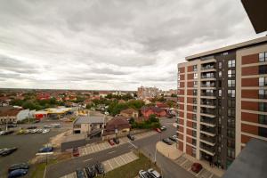 eine Luftaufnahme einer Stadt mit einem Parkplatz in der Unterkunft Exclusive Cozy Apartment Adora Park Arad in Arad