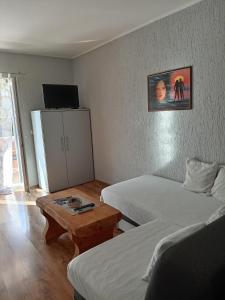 TV a/nebo společenská místnost v ubytování Apartments Sven-Marino