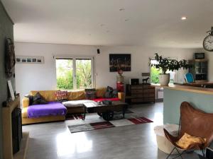 TV a/nebo společenská místnost v ubytování Belle propriété 1h de paris avec piscine chauffée