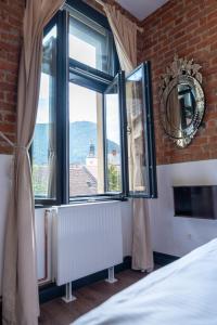 a bedroom with a window with a view of the ocean at Barrique Studio in Braşov
