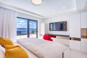 Un dormitorio con una cama y una ventana grande. en Seaview villa Marija, en Duće