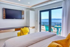 Un dormitorio con una cama grande y una ventana grande. en Seaview villa Marija, en Duće 42 fotos más