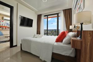 En eller flere senge i et værelse på Mai Khao Beach Condo by Capital Pro + 34 billeder