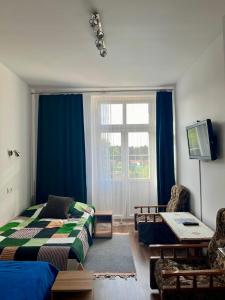 Ένα ή περισσότερα κρεβάτια σε δωμάτιο στο Apartament Koszary