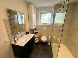 Bilik mandi di Les Reflets du Château - Parking Gratuit - Cosy & Moderne - Route des vins +28 gambar