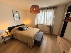 Ένα ή περισσότερα κρεβάτια σε δωμάτιο στο Les Reflets du Château - Parking Gratuit - Cosy & Moderne - Route des vins +28 φωτογραφίες