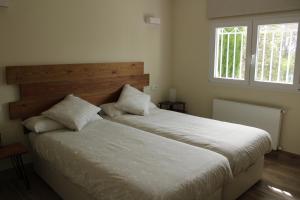 a bedroom with two beds and a window at A Leira - Chalet con Piscina en Becerril de la Sierra in Becerril de la Sierra +20 photos