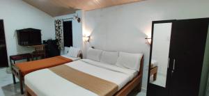 Postel nebo postele na pokoji v ubytování Hotel MJ Beach Resort Baga