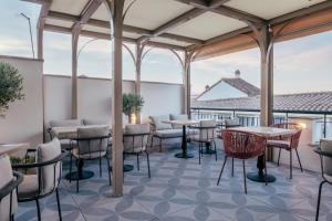 een restaurant met tafels en stoelen op een patio bij Hotel Cetina Casa de Aguilar in Córdoba