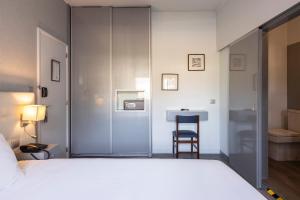 a hotel room with a bed and a desk at Hotel Rali Viana in Viana do Castelo