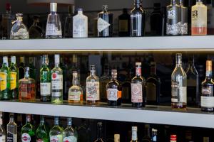 een weergave van flessen alcohol op een plank bij Hotel Rali Viana in Viana do Castelo +37 foto's