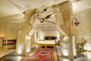 Postel nebo postele na pokoji v ubytování Marbay Cave Cappadocia
