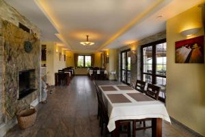 TV a/nebo společenská místnost v ubytování Willa Dąbrowa