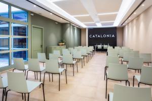 sala konferencyjna z białymi krzesłami i tablicą w obiekcie Catalonia Santa Justa w Sewilli +37 zdjęć