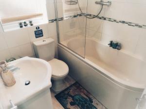 Koupelna v ubytování Aqua View, New Brighton Beach- 2 Bedroom Apartment #Liverpool #Beatles + 25 fotografií