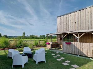 Vonkajšia záhrada v ubytovaní CHALET CAMPAGNE - Climatisé - Les Belles Ouvrières