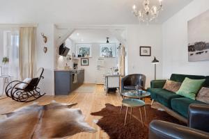 a living room with a green couch and a table at Entenfang in Groß Wokern