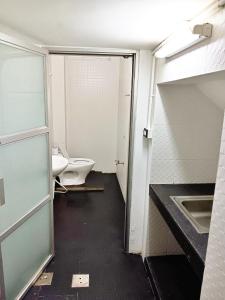 une salle de bain vide avec des toilettes et un lavabo dans l'établissement X The Character Yaowarat เดอะคาแลตเตอร์ เยาวราช, à Khlong San