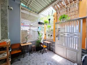una stanza con una porta e alcune piante di Northern hostel 2 - Bui Vien Walking Street ad Ho Chi Minh