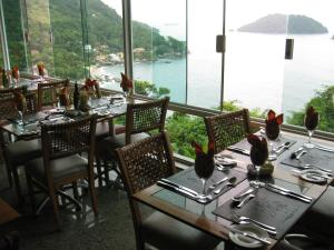 Un restaurante o sitio para comer en Porto Real Suites