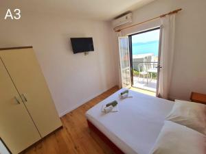 Ένα ή περισσότερα κρεβάτια σε δωμάτιο στο Apartments Tiho +39 φωτογραφίες