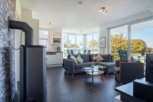 una cucina e un soggiorno con piano cottura di Strandpark-Grossenbrode-Haus-Wolkenlos-Wohnung-5 a Grossenbrode