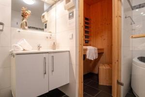 un bagno con lavandino e WC di Strandpark-Grossenbrode-Haus-Wolkenlos-Wohnung-5 a Grossenbrode Altre 16 foto