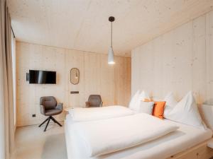 TV a/nebo společenská místnost v ubytování B&B Hotel Zimmerei mit Frühstück